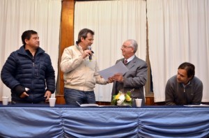 Bahl entregó el decreto al intendente Ordoñez.