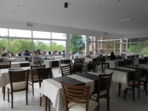El restaurante funciona de jueves a domingo por la noche y de viernes a domingo al mediodía.