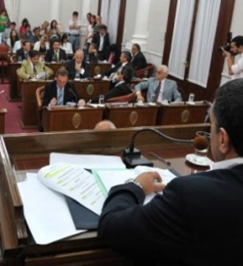 El Senado volvería a sesionar el próximo jueves a las 11. 