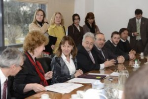 Osuna entregó los decretos que habilitan el ingreso de las empresas.