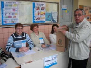 "En la política no hay que confiarse", opinó el legislador