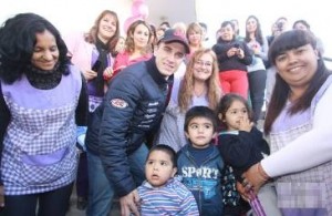  Los chicos hicieron dibujos que serán estampados en el vehículo.