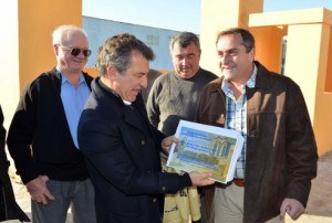 El gobernador recorrió la obra de la 51 e inauguró viviendas.