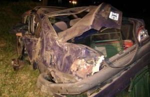 El auto en el que viajaban perdió el control e impactó contra una alcantarilla.