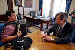 Bahl recibió al acordeonista Aldo Taborda.