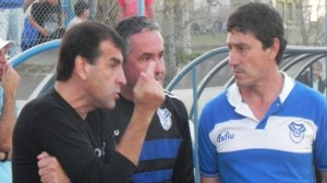 El DT Dipangracio y sus asistentes piensan en la estrategia para recibir al Decano.