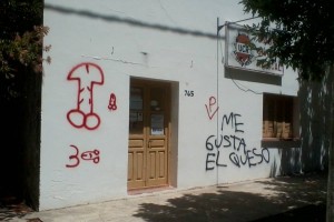 Pintadas en el local partidario