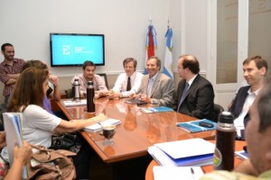 Entre el gobierno y sindicatos estatales.