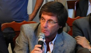 La norma establece criterios para la “organización administrativa”.