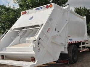 El municipio de Crespo recibió un camión 0km. y 100 contenedores.