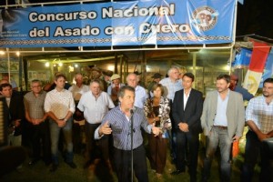 El gobernador recorrió el predio y estuvo con los asadores.