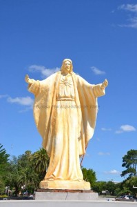 La obra fue realizada por la escultora nogoyaense Valentina Fernández.