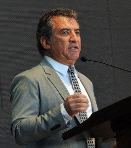 Urribarri se reúne con los gremios