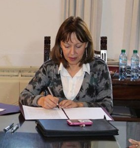 La intendenta Blanca Osuna firmó el decreto de promulgación de la Tributaria 2014.