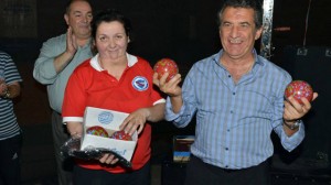 Urribarri recibió un presente de Vanesa Boudet , campeona argentina y subcampeona sudamericana.