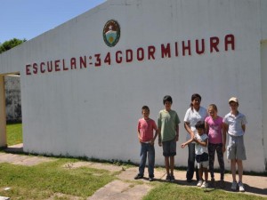 Los elementos recuperados escondidos en cercanías del establecimiento educativo.