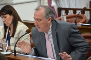 Propone una serie de herramientas para evitar situaciones de violencia en el ámbito escolar.