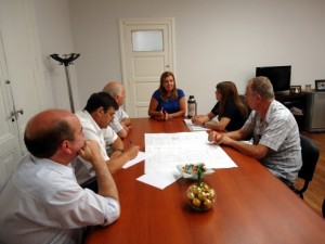 Funcionarios recibieron a representantes del establecimiento.