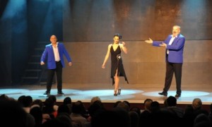 La propuesta encarna un music hall con humor