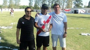 Marcelo Cangeri y Denis Dibenedetto hacen entrega de un presente a Ernesto González..