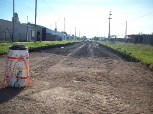 Remoción de suelo para pavimentación en calle 25 de Mayo.