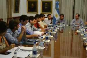 Salen a buscar a jóvenes que puedan acceder al programa.