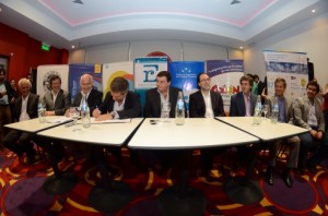 Urribarri firmó convenios con Nación y visitó la feria artesanal.