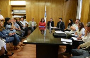 Oficializaron el aumento salarial y regularización de contratos municipales.