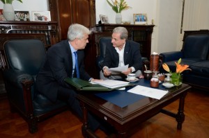 "Hablamos sobre la necesidad de trabajar para garantizar la gobernabilidad", dijo.