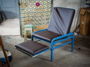 Vialidad repara camillas y muebles del Hospital Materno Infantil San Roque.