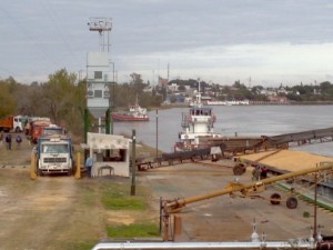 Embarque de soja en el Puerto de La Paz 