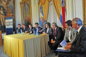 El gobernador firmó contratos de viviendas para el sector.