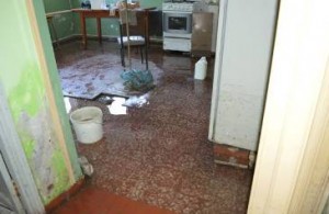 Inundación en la casa parroquial de Seguí. 