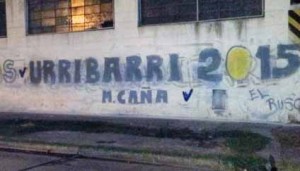 Las pintadas de Urribarri ya asoman en paredones de varios partidos bonaerenses.