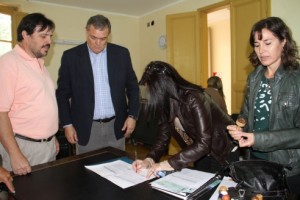 Entregan más de 5,6 millones de pesos para escuelas y hospitales de la provincia.