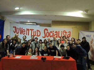 Jóvenes socialistas debaten propuestas que aborden los problemas de la juventud.