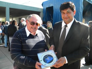 Urchueguía entregó un presente al Prof.