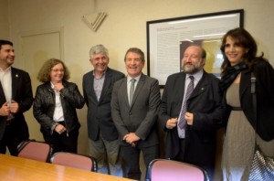 Expuso en la Universidad Nacional acompañado por María Eugenia Bielsa.