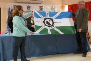 Presentaron la bandera de María Grande