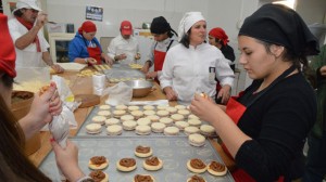 En la panadería Nuestra Señora de la Siembra, de la Escuela Rural Almafuerte, chicos y chicas del tercer año aprenden parte del oficio.