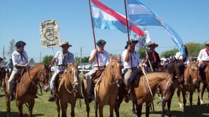 Con nuestros hombres de campo, que la portan a pecho henchido y flameándola en sus reuniones.