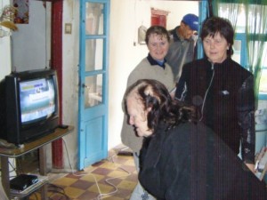 Equipos técnicos junto a vecinos.