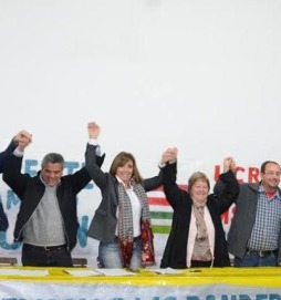 Dirigentes de Concordia acompañaron la firma del acuerdo.