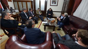 Urribarri, junto a Cáceres, legisladores y funcionarios, analizó ayer con Osuna el plan de obras de Paraná.