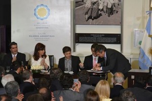 Urribarri  firmó el convenio de reestructuración de deuda con la Nación