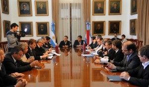 Destacan el estilo de gestión del gobernador.