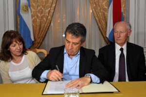 Urribarri y Osuna firmaron el contrato para empezar la obra.