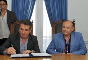 Urribarri firmó un convenio de cooperación en Villa María.
