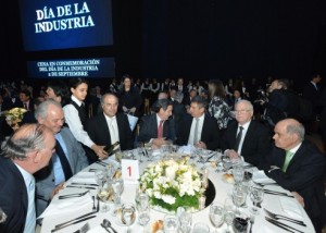 El gobernador asistió a la cena de la industria junto a la Presidenta.
