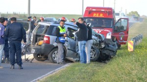 El automóvil habría invadido el carril contrario e impactado contra la camioneta.